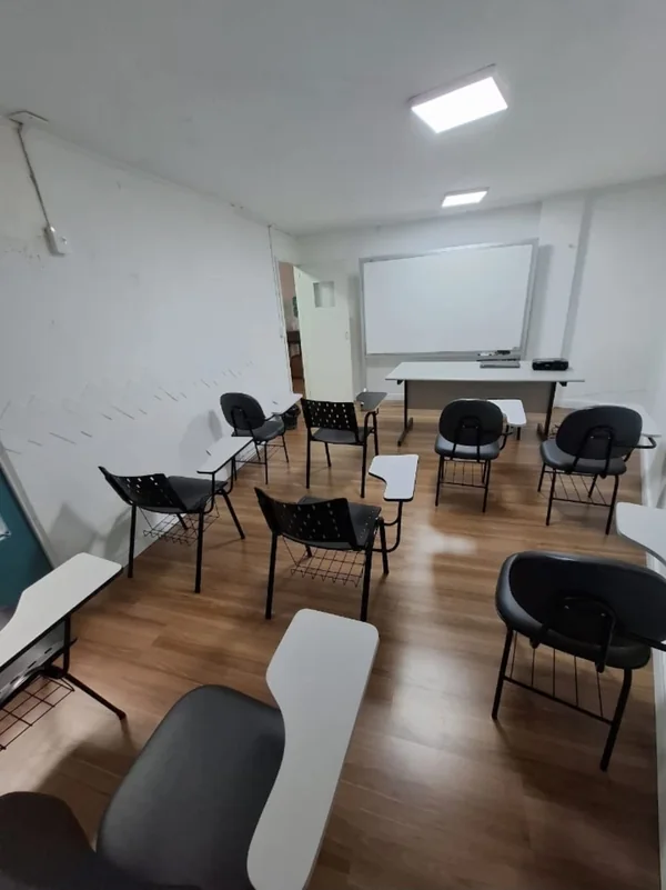 Sala de aula com carteiras e lousa